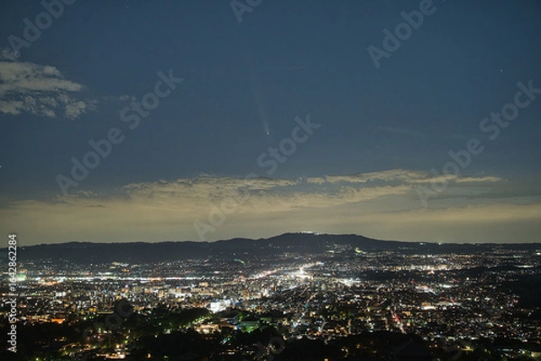 Obraz 若草山からの夜景とアトラス彗星