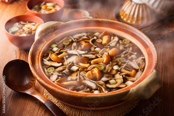 Fototapeta 【きのこ鍋】大きななめこと椎茸、しめじ茸、えのき茸、舞茸。表情豊かな茸がたっぷり入った鍋です。