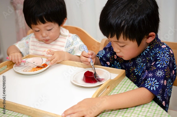 Fototapeta ゼリーを食べる子供