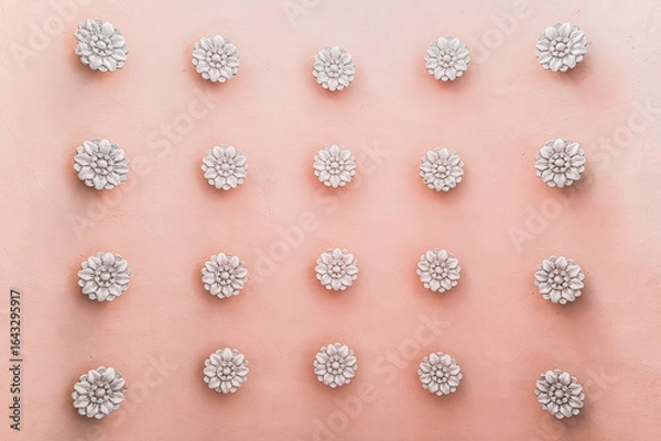 Obraz White rosettes on pink arched passage ceiling