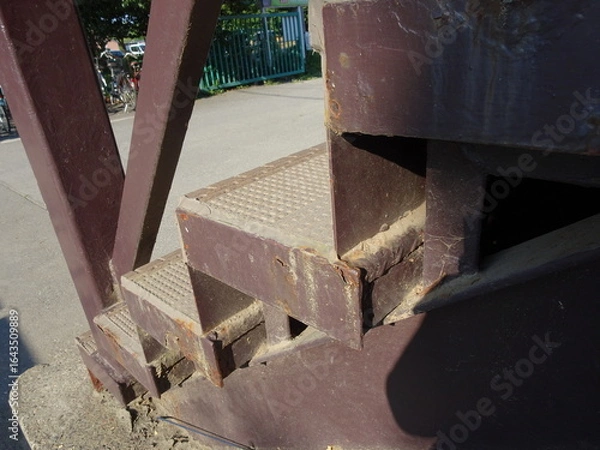 Fototapeta 錆びた金属階段のクローズアップ