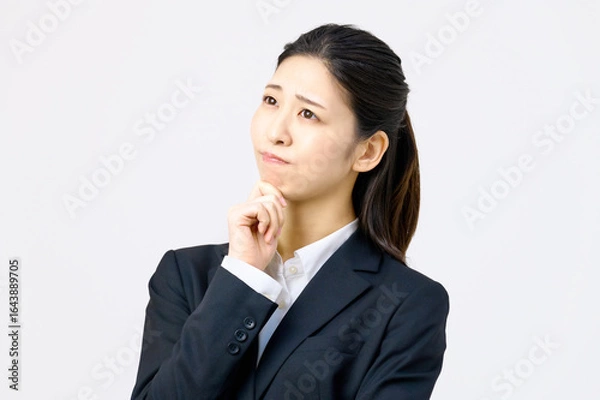Obraz 考えるビジネスウーマン　女性社員　ビジネスシーン