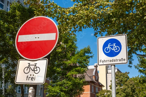 Obraz Rotes Schild „Verbot der Einfahrt“ mit Zusatz „Radverkehr frei“ neben Schild „Fahrradstraße“. Symbol für Radverkehr, Verkehrsberuhigung und städtische Mobilität.
