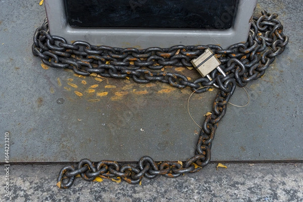 Fototapeta old rusty chain with lock