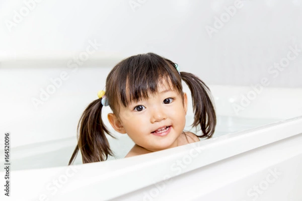 Fototapeta 一人でお風呂に入る女の子