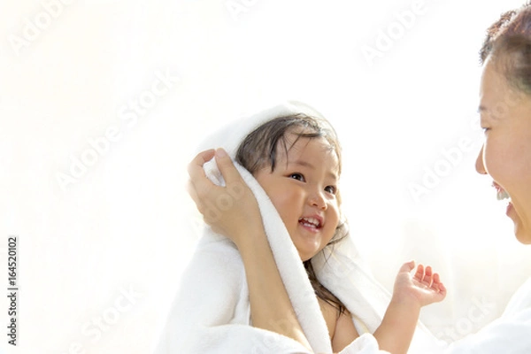 Fototapeta 湯上りにお母さんに髪を拭いてもらう幼い女の子