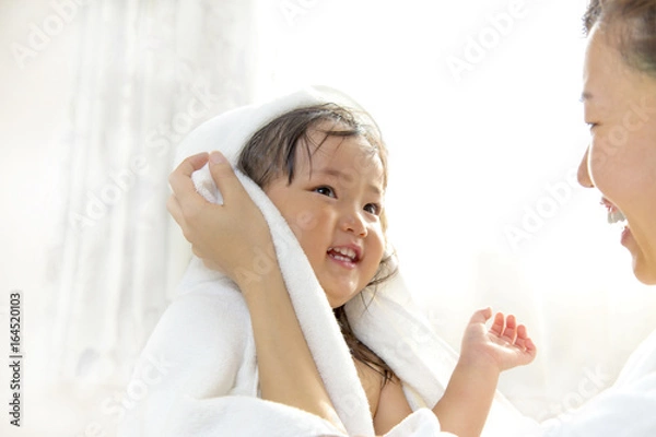 Fototapeta 湯上りにお母さんに髪を拭いてもらう幼い女の子