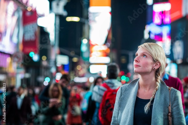 Fototapeta Kobieta pod wrażeniem na środku Times Square w nocy,