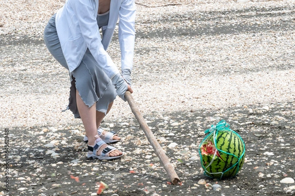 Obraz スイカ割りをする女性