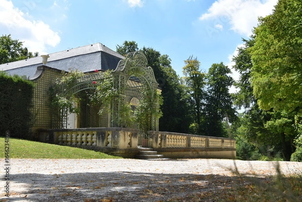Obraz Entrée de la Maison de Sylvie, dans le parc du Château de Chantilly.