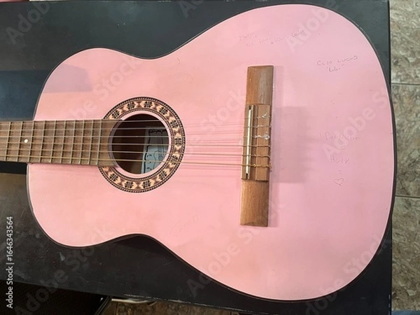 Fototapeta violão rosa bebê