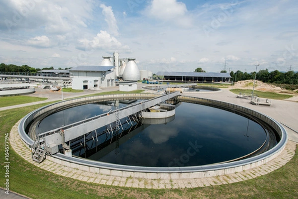 Fototapeta Nachklärbecken in der Kläranlage mit Blick auf Faultürme
