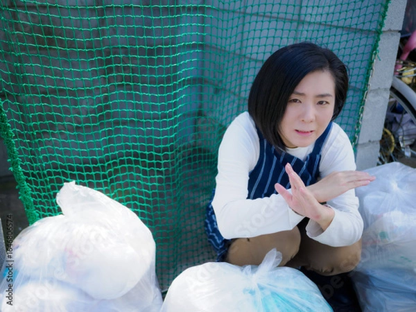 Obraz ゴミ捨て場の女性