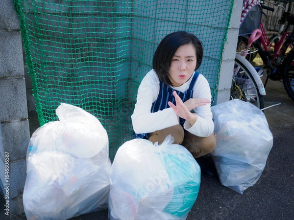 Obraz ゴミ捨て場の女性