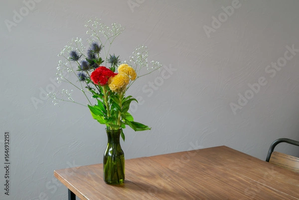 Obraz 白い部屋に置かれたケイトウとエリンジウムとカスミソウ