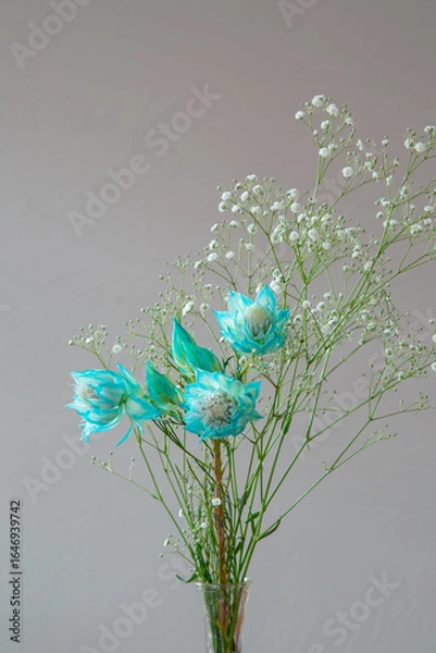 Obraz 白い部屋に置かれたセルリアとカスミソウ