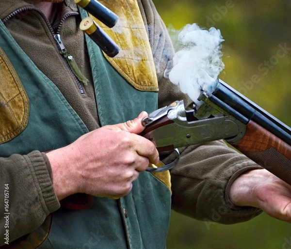 Fototapeta barrel smoking and throwing its shell