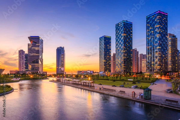 Obraz Miasto Seul z pięknym po zachodzie słońca i wieżowcem, centralnym parkiem w dzielnicy Songdo, Incheon w Korei Południowej.