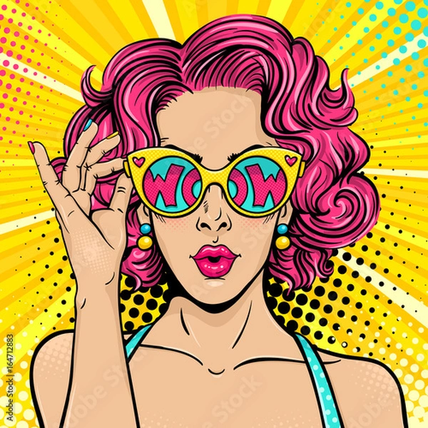 Obraz Wow twarz w stylu pop. Seksowna zaskoczona kobieta z różowymi kręconymi włosami i otwartymi ustami, trzymając w dłoni okulary przeciwsłoneczne z napisem wow w odbiciu. Kolorowe tło wektor w retro komiks stylu pop art.