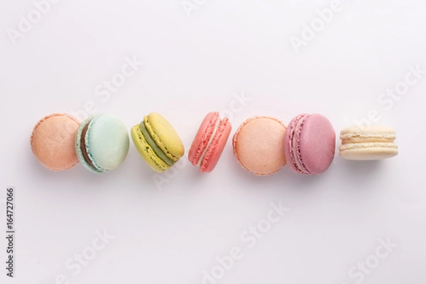 Fototapeta Macarons na białym tle. Kolorowe francuskie desery. Widok z góry