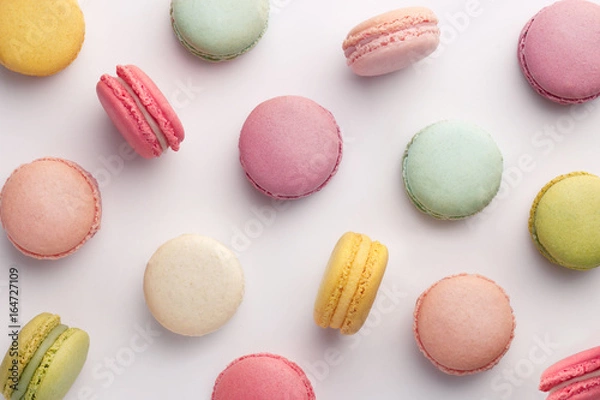 Obraz Wzór Macarons na białym tle. Kolorowe francuskie desery. Widok z góry