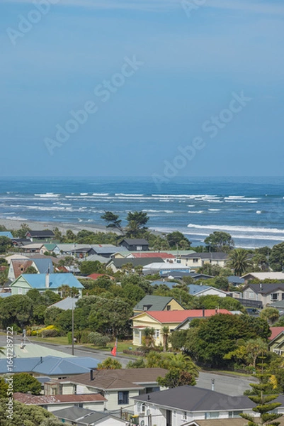 Fototapeta ニュージーランド　ウェスト・コースト地方にあるホキティカ墓地から見える町並みとビーチ