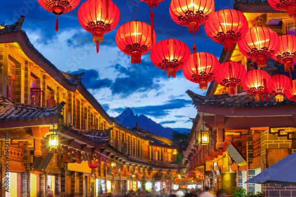 Obraz Stare miasto Lijiang wieczorem z zatłoczonym turystą.