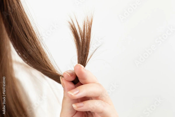 Obraz 髪の毛を触る女性の手元01