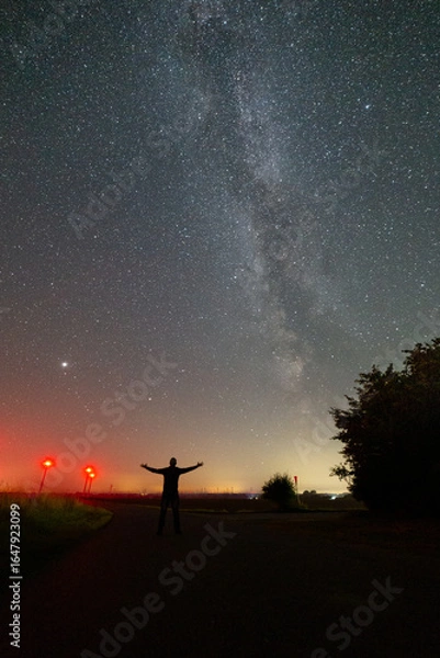 Obraz Milchstrasse mit einer Person als Silhouette