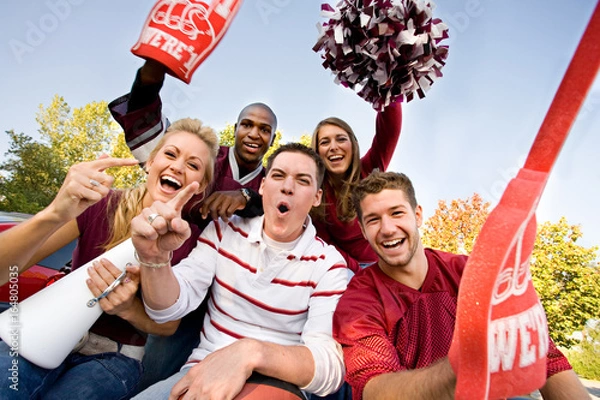 Fototapeta Tailgating: podekscytowana grupa fanów futbolu uniwersyteckiego