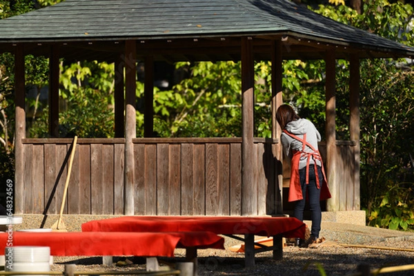 Fototapeta 茶屋の落葉を掃く女性