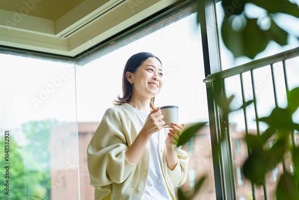 Obraz 観葉植物に囲まれてリラックスする女性