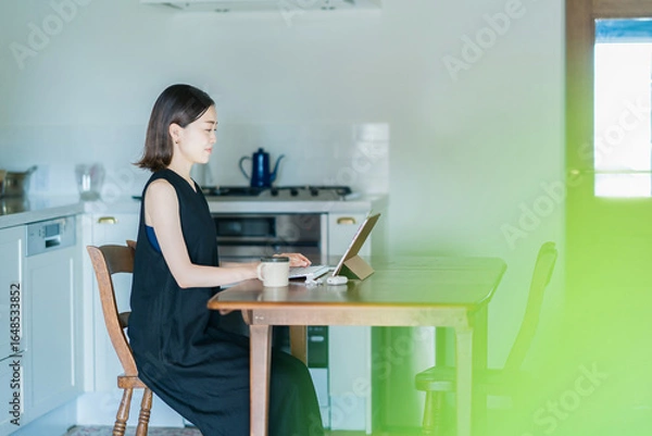 Fototapeta 部屋で仕事をする女性
