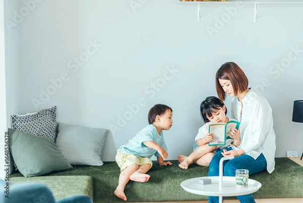 Obraz リビングで本を読む親子