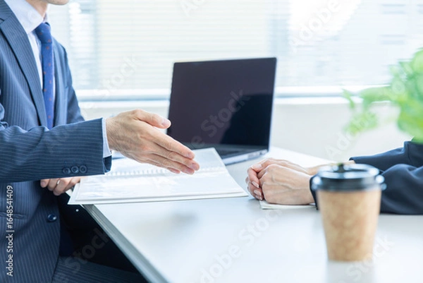 Obraz 打ち合わせをするビジネスマン