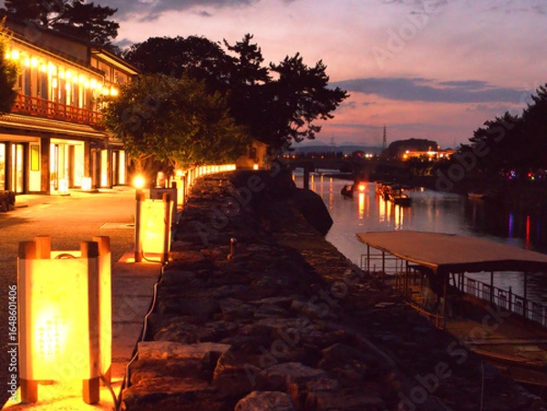 Obraz 宇治川のほとりに灯された行灯が幻想的な雰囲気を醸し出す京都・宇治川の夕景