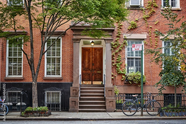 Obraz The front of an ornate brownstone building.