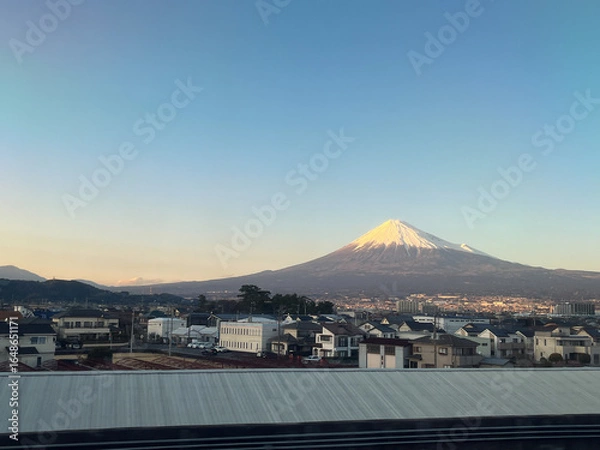 Fototapeta 新幹線の窓から見えた富士山と住宅街のある夕方の風景