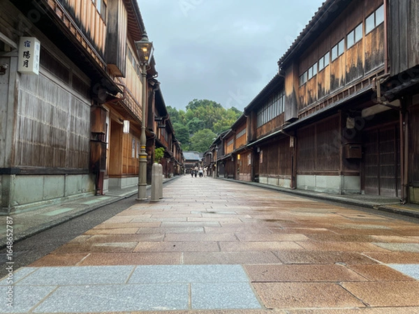 Fototapeta 石畳の東茶屋街・雨上がりの静けさに包まれた伝統的な町並み