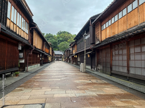 Fototapeta 雨上がりの静けさに包まれた東茶屋街の町並み（金沢の観光名所）