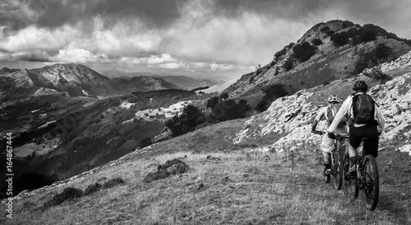 Fototapeta Basque mountain biking - 2 riders heading towards the mountains