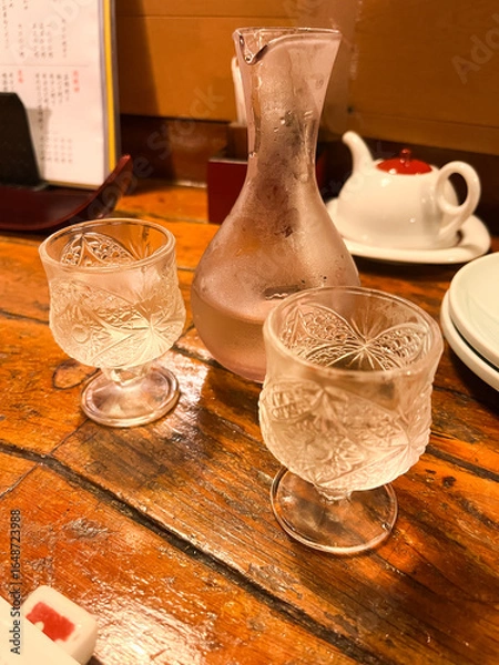 Fototapeta 金沢の居酒屋で楽しむ冷酒と伝統的な酒器