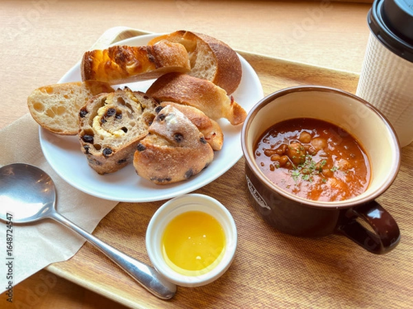Obraz バゲットと豆スープのカフェ朝食セット