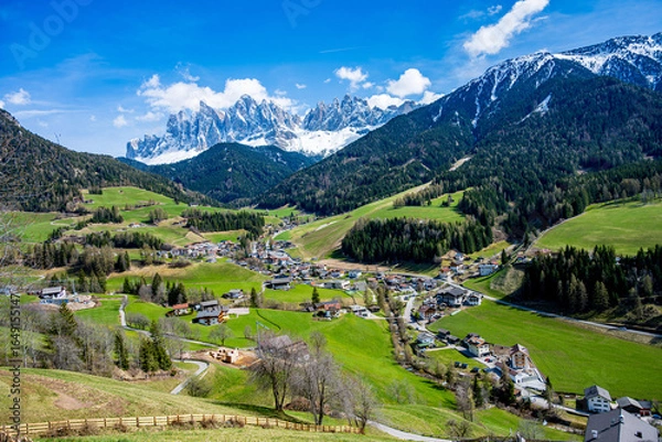 Fototapeta Green meadows and the iconic santa maddalena church create a picturesque scene with the odle mountains in the background
