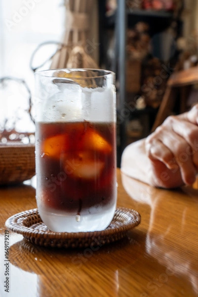 Obraz リビングでアイスコーヒーを飲むひととき（縦）