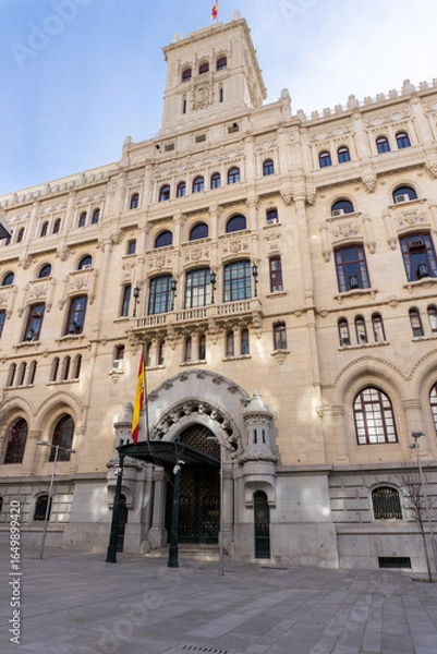 Fototapeta Majestic Architectural Marvel: A grand, imposing building with intricate architectural details, standing proudly against a bright, clear sky, evokes a sense of history and grandeur.