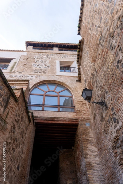 Fototapeta Old Building Architecture: An eye-level shot of a historical building showcases its impressive architecture, featuring unique details, in a photorealistic display.