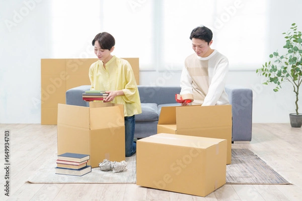 Fototapeta 引っ越しの準備をする若い夫婦