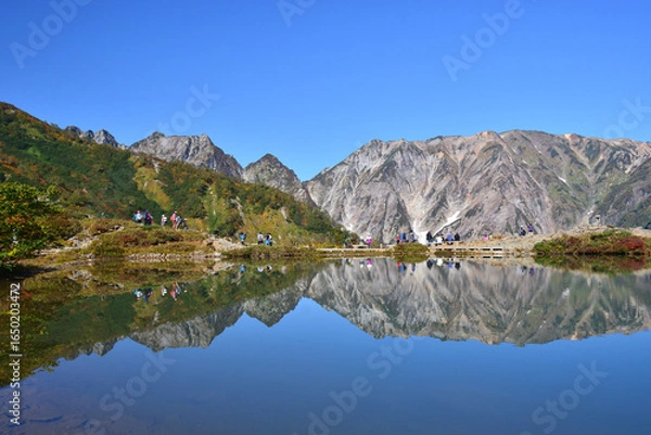 Fototapeta 八方池と水鏡に映る白馬連峰　秋