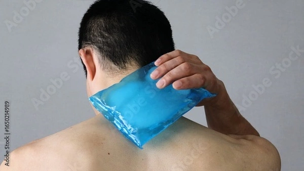 Obraz 保冷剤で身体を冷やす人物の後ろ姿